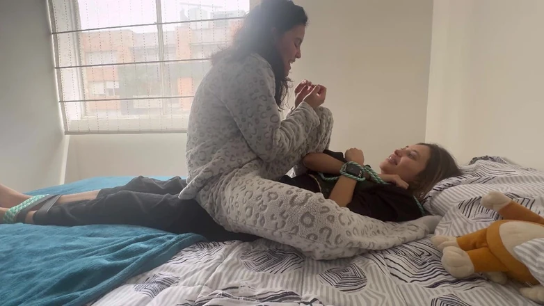 scarlettandc: Dia mengikatku dan kemudian menghadapku untuk orgasme