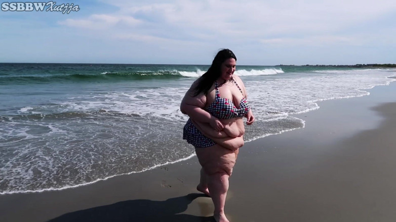 Xutjja: Publicly Fat at the Beach