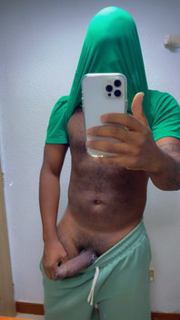 Enorme pik ontsnapt uit zijn kooi