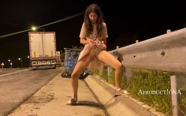 AproductionA: Сколько времени она писает в 14-й поездке