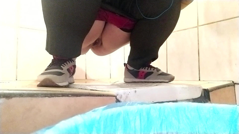 Elena: Товстушка мамка писяє і витирає свою пизду в туалеті