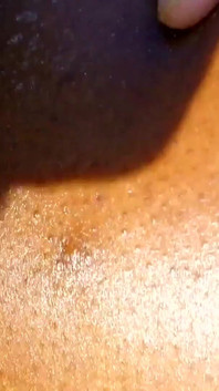 Nancy ebano bollente con tette naturali fa un pompino profondo e scopa duro