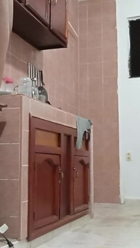 Mamãe gordinha na cozinha mostra peitos e fio dental
