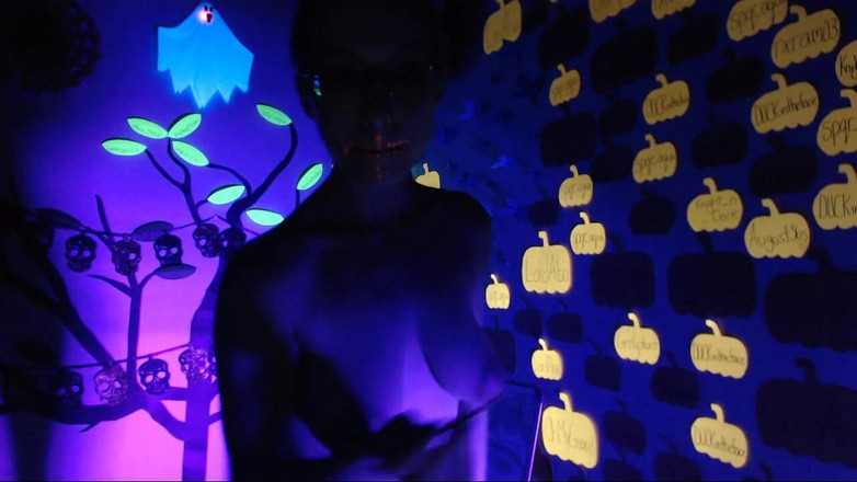 Lacey Bloom: Živá show s lakováním těla černým světlem 4256