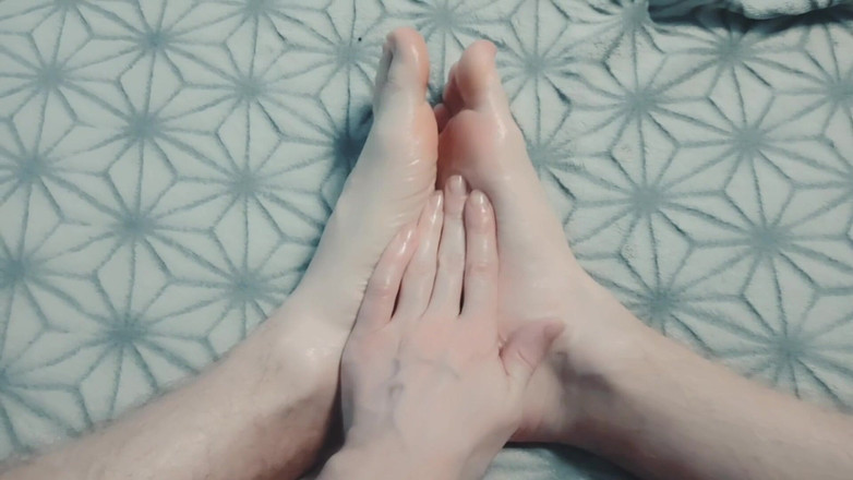 Pasha: 盖伊轻轻地用油按摩他的脚