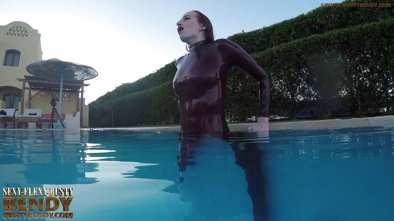 Fem Latex: Erotik contortion eğilme açık havada