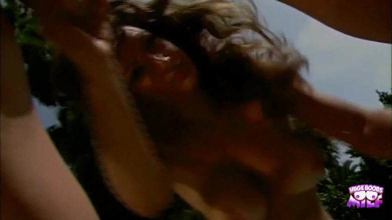 Huge Boobs MILF: 天然巨乳黑发女郎在拍照后被狠操