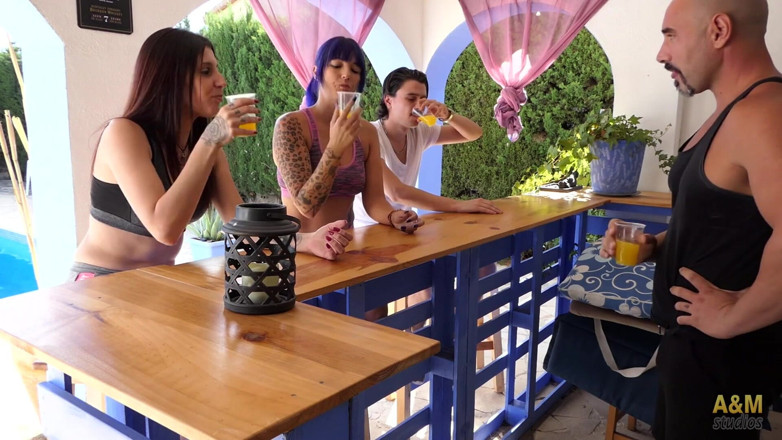 A&M Studios: El entrenador hace una clase privada con chicas guapas.