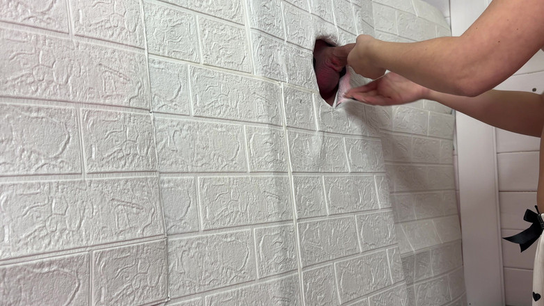 misss_vikki: Gloryhole: Topnieje, jakby czekał na nią