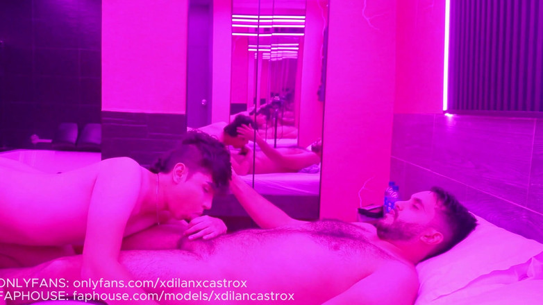 Dilan Castro: Roztomilý Gay Twink bez kondomus jeho grindr Date je penis...