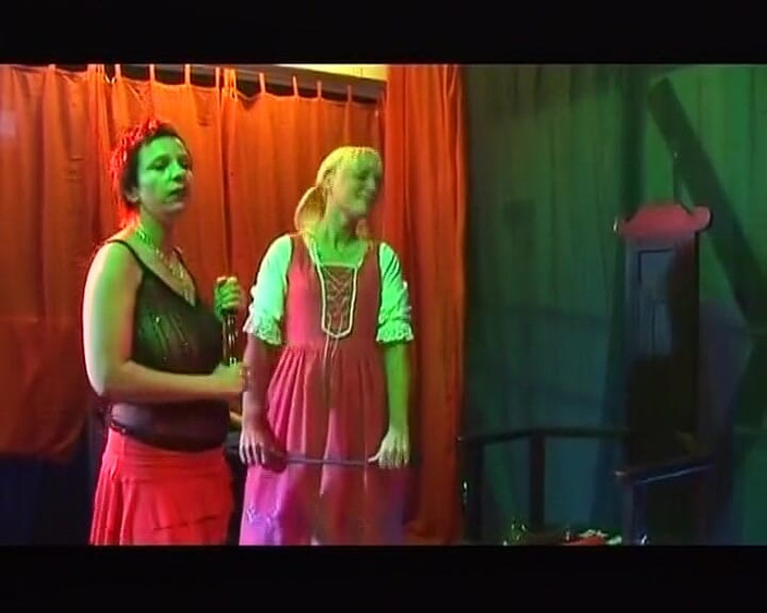 Porno kino: ムラムラしたジェルマの女が男性の奴隷をスパンキング