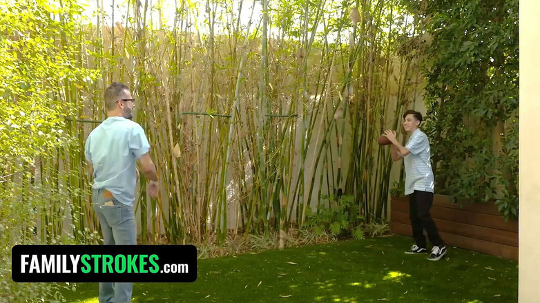 Family Strokes: 거대한 주전자를 가진 필사적인 새엄마 Dee Williams가 배다른 아들을 함침하라고 구걸합니다.