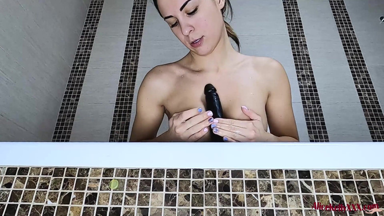 Alice KellyXXX: Sexy brünette wäscht körper und spielt analdildo in der dusche -...