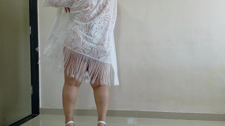 Hot Pavitra: Đôi mắt hồng và âm hộ màu hồng tham gia