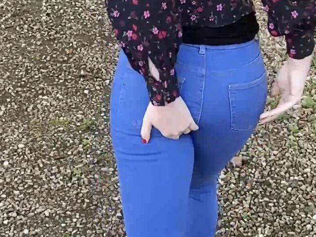 Outside pee in jeans (Pee Ella Malkova)