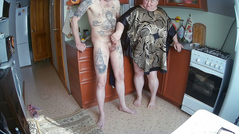 Zona901: milf mi honí ptáka v kuchyni před obědem