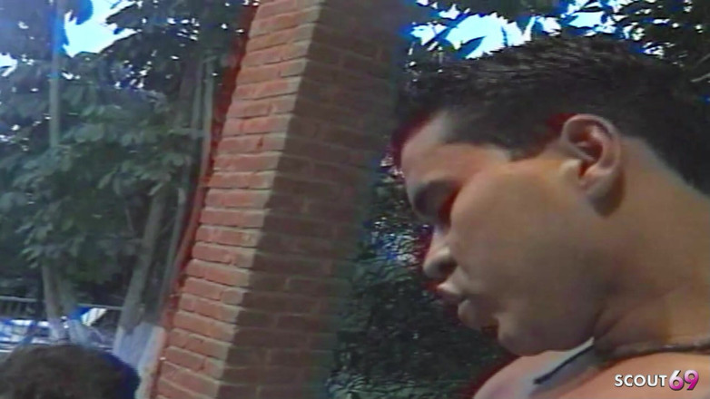 Shemale TS Collection: Hubená latinskoamerická teenagerka ošukaná k orgasmu ve trojce na terase