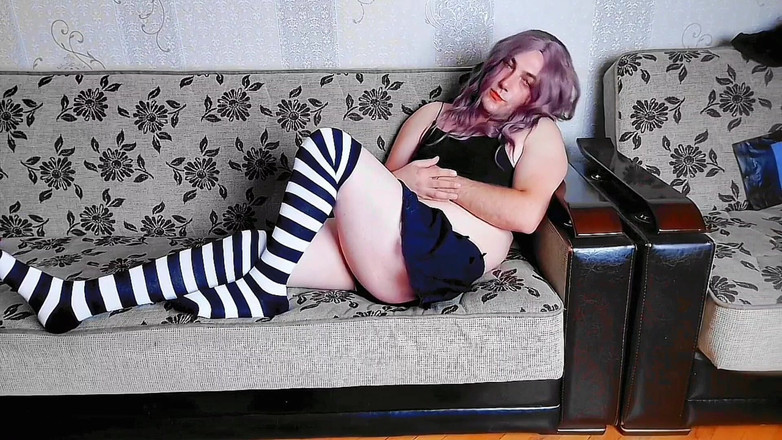 Kitty_Cross: Shemale tuyệt đẹp dựa lưng trên băng ghế công viên bằng...