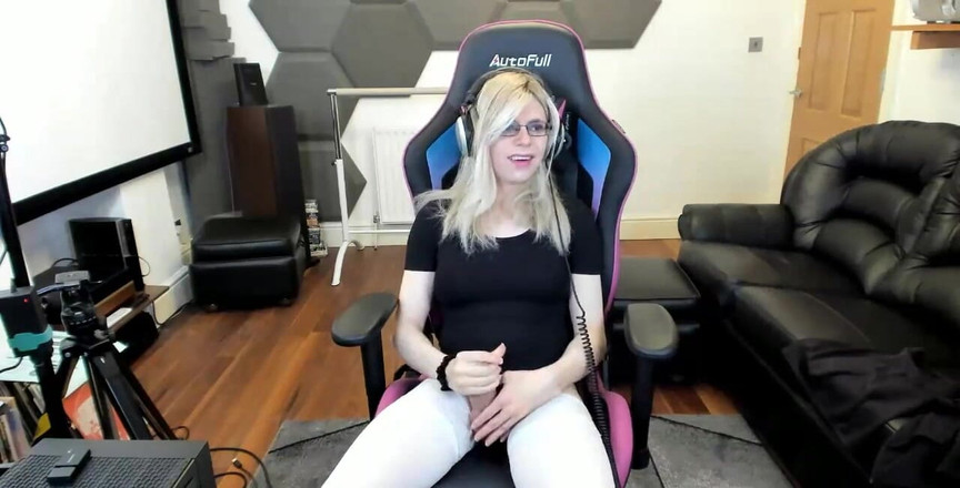 KelseyCobalt: Ini adalah pertunjukan panjang aku crossdressing dengan penisku keluar.