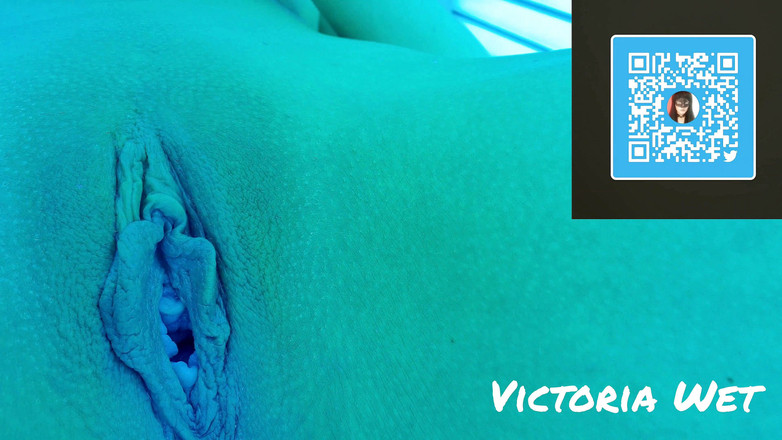 Victoria wet: Palcówka macochy w solarium