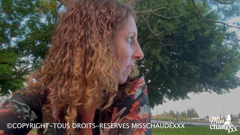 Misschaudexxx: Misschaudexxx, mă satisfac pe o bancă