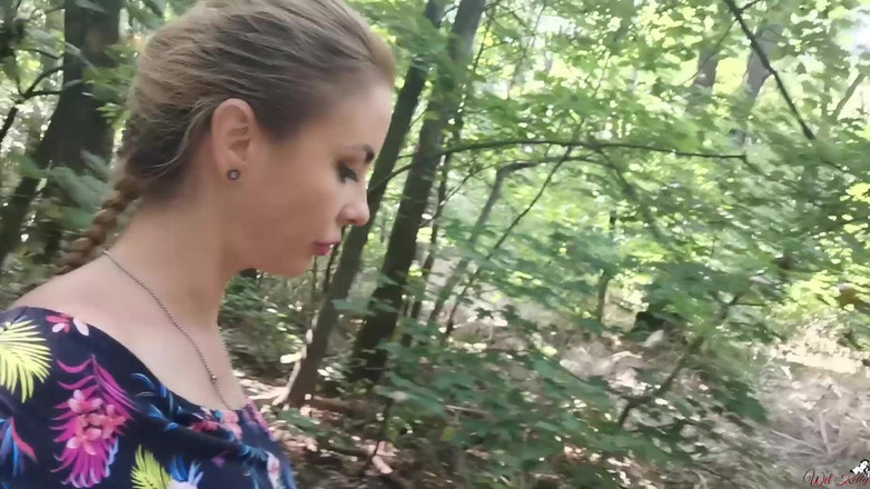 Wet Kelly: MILFは森でおしっこするのが大好き