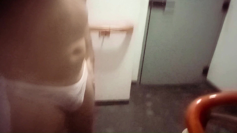 Alan Long: Descendo escadaria do prédio de calcinha!