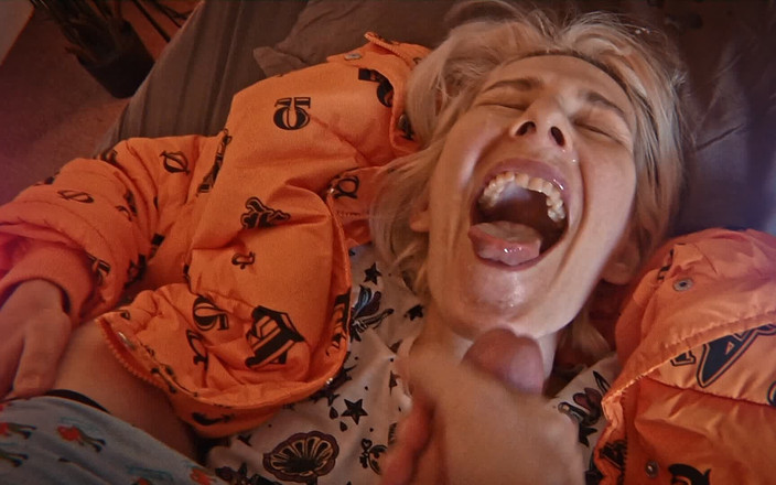 KinkyHome: 本物の女の子がチンポをしゃぶって絶頂をキャッチする