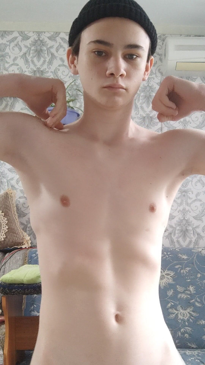 Ethan Alpha: Badan berotot fleksibel panas