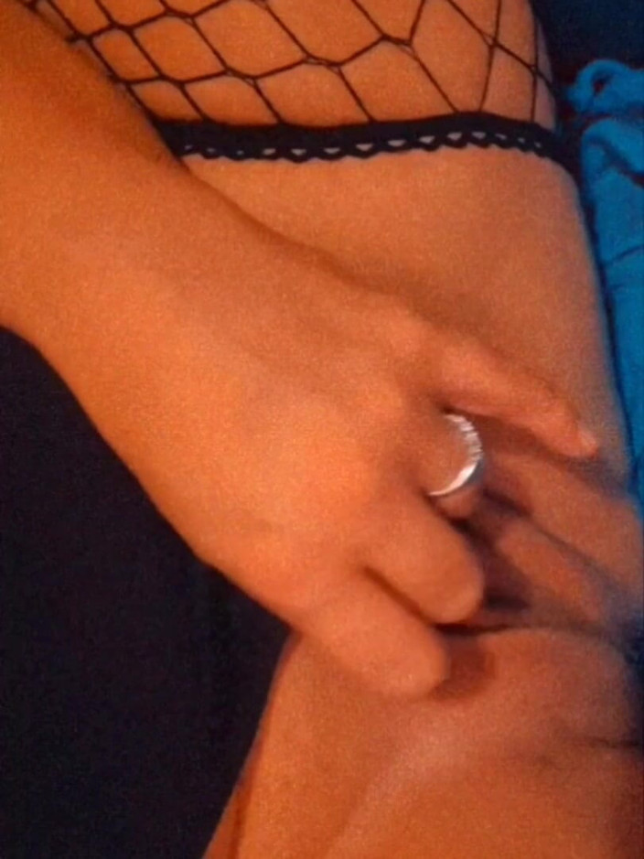 SuperHeadStormyRae: Brincando com minha buceta doce