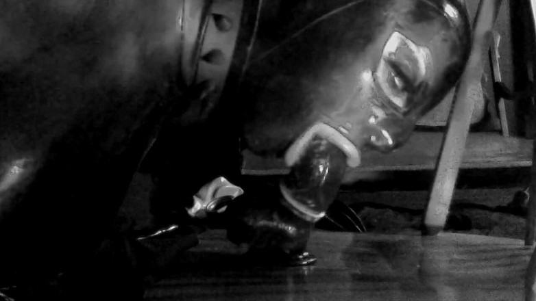 Kali Futa: O păpușă de cauciuc suge vibratorul