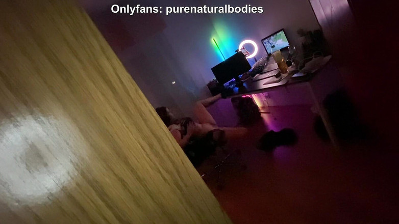Purenaturalbodies: Vidéo complète. Je l’ai surprise en train de se masturber...