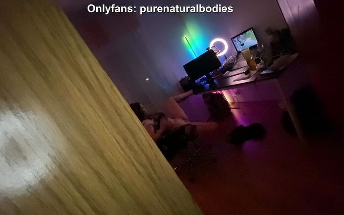 Purenaturalbodies: 完整视频。发现她在抽搐流上自慰，并拍摄了拥有 75 小时巨乳的少女