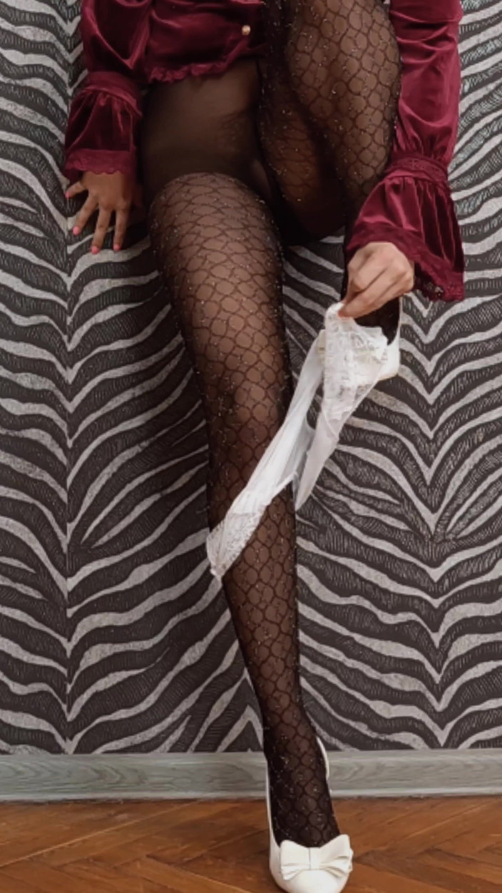 Ponny Letany: Ponnie Letani danst terwijl ze haar verrukkelijke kont en sexy...