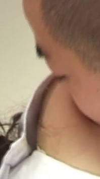 รุ่นแม่น่าเย็ดชาวเอเชียผู้ใหญ่ครางอย่างบ้าคลั่งจากการบําเรอคอ
