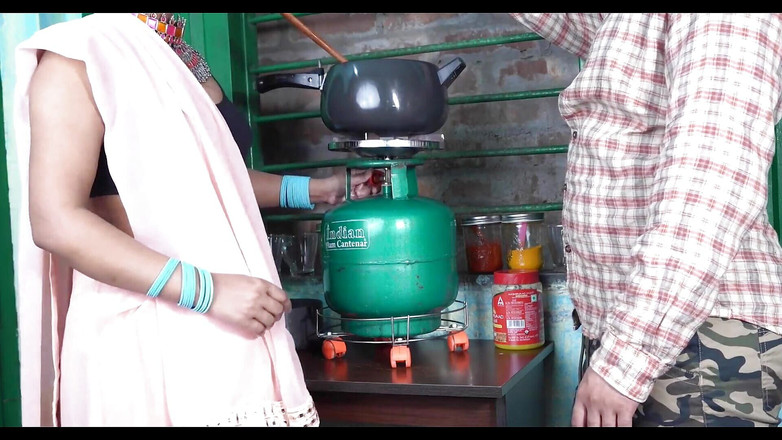 Sathi Bhabhi: 키스와 로맨스 의붓 형제와 결혼 한 의붓 여동생이 그녀의 큰 엉덩이에 존나게 따먹히다