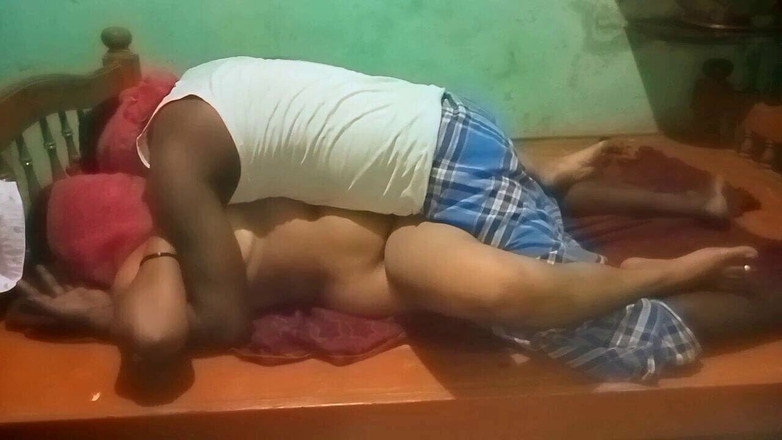 Priyanka314: Tía india engañando con tío hermanastro en casa