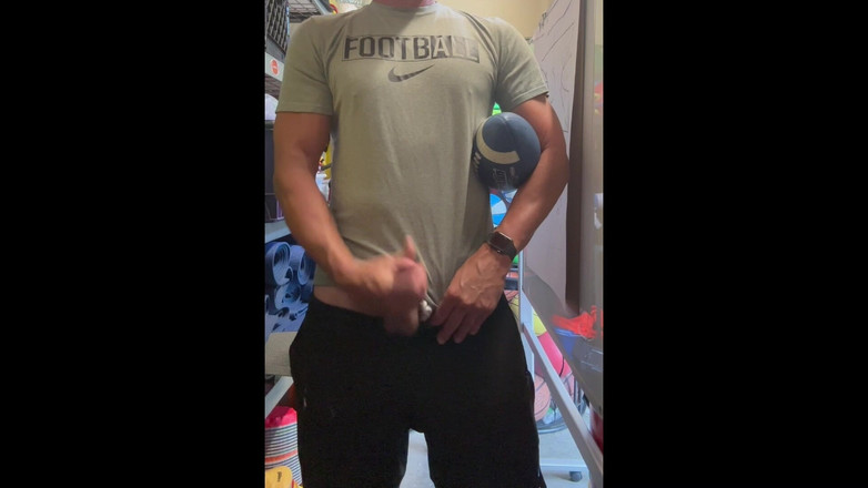 JockDad87: Alpha Stud Jockdad87 喷射大量橄榄球