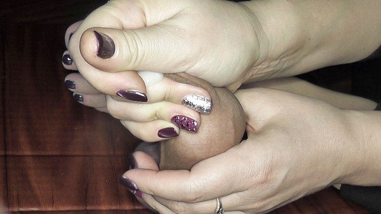 Amateur_fetish: Le méat urinaire et le prépuce jouent à une branlette avec...