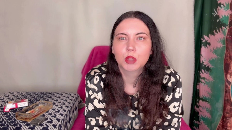 MissFFW: Мисс Шмара курит в летнем платье