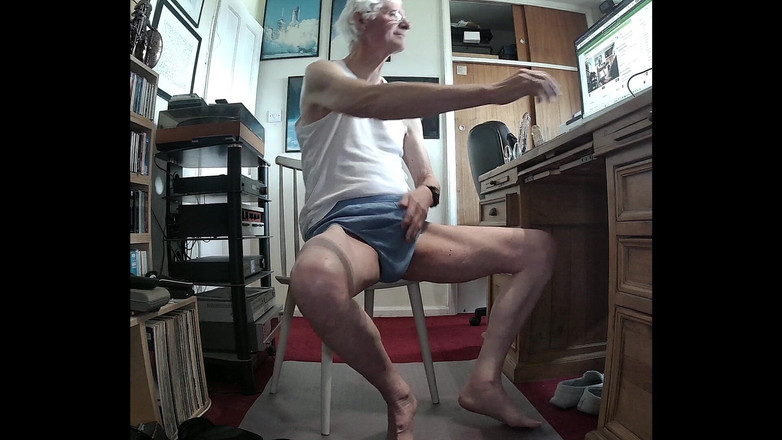 bigears: Tira De Ângulo Baixo Com Close-up De Gozada Na Web Cam