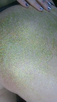 Alternatieve meisjesolie een kont masseren en billenkoek door Glitters