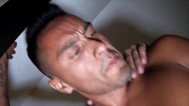 Gaybareback: 계부에게 따먹히는 라틴계 하의