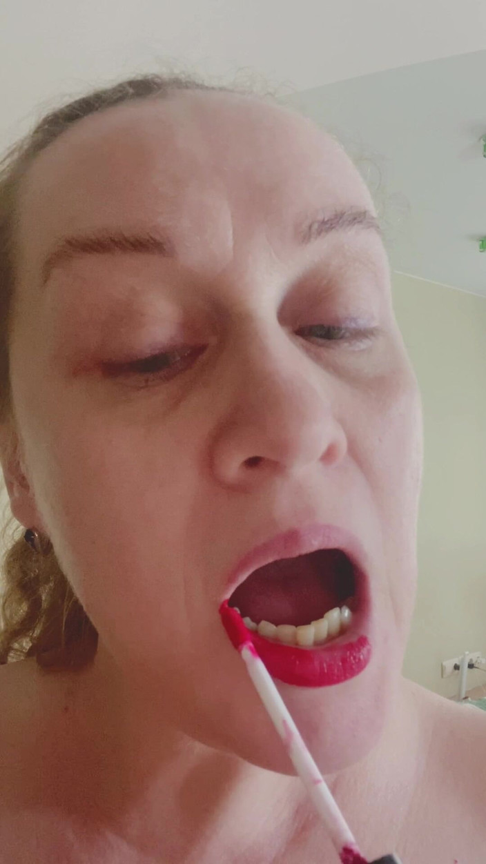 VikkiGeorgia: Red Lipstick