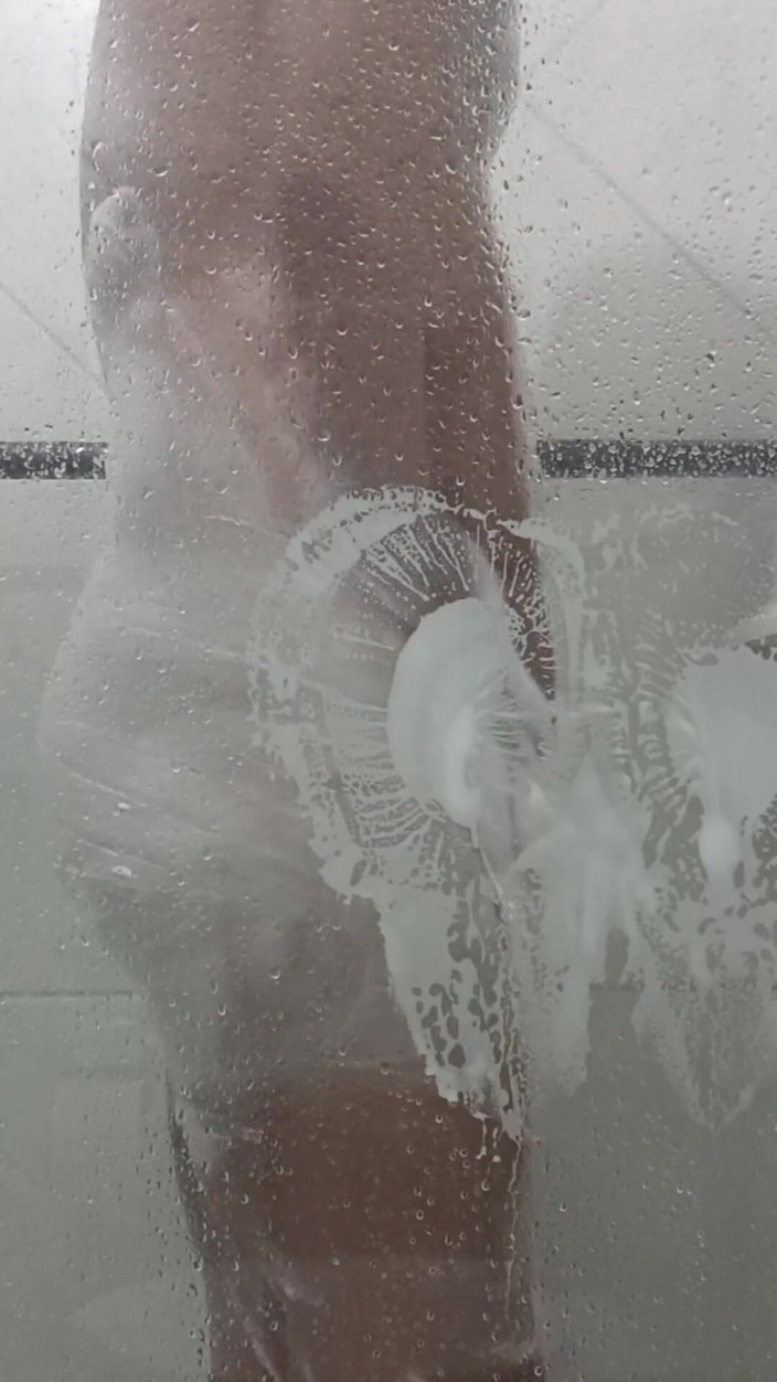 MiguellTrajano: Маленька повія приймає ванну