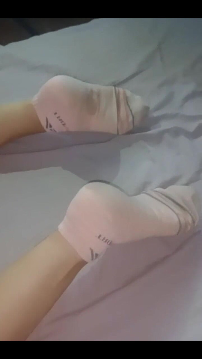 Fitcure1: Medi pamer kakinya dengan kaus kaki pendek dan ekornya