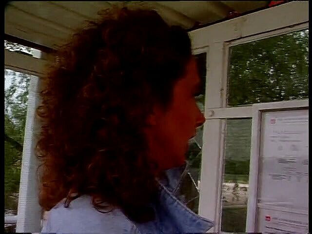 Lucky Cooch: 复古黑发在户外接受采访