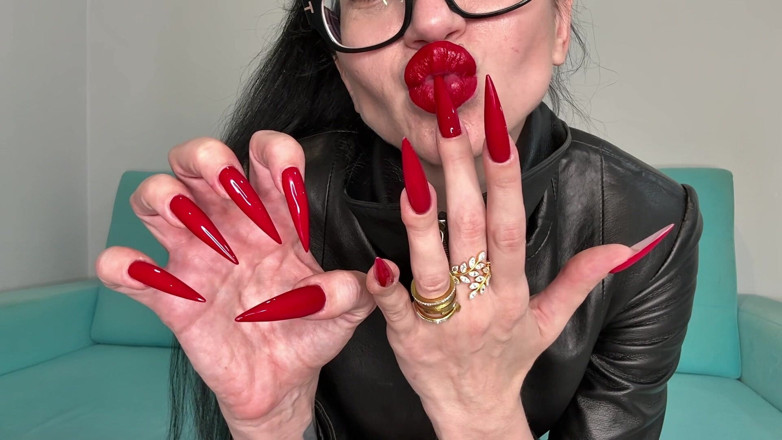 Julia domaina: Estou usando unhas longas e vermelhas, garras e um casaco...