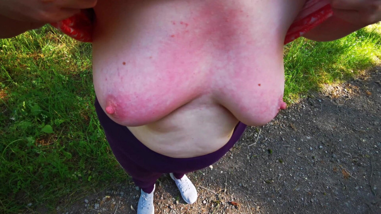 Bouncy Tits Action: Ridicați-vă brațele astfel încât să pot mai bine Beat țâțele tale