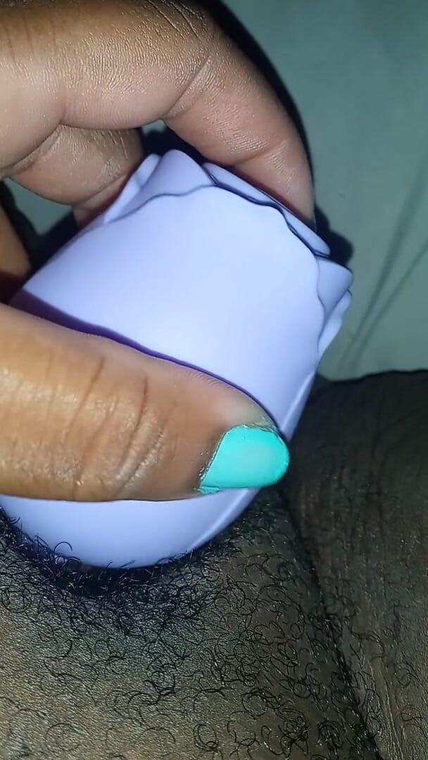 Juicy body goddess: Vibrating my juicy clit